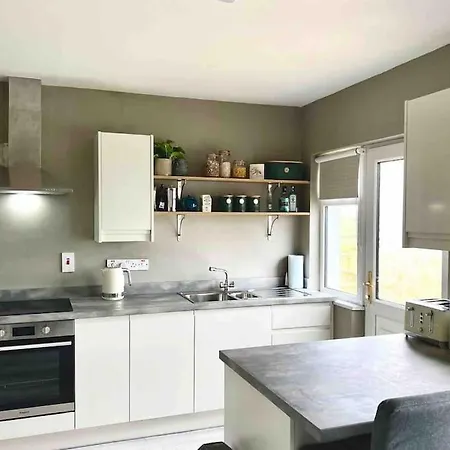 Donegal With Sea Views, Sleeps Six *